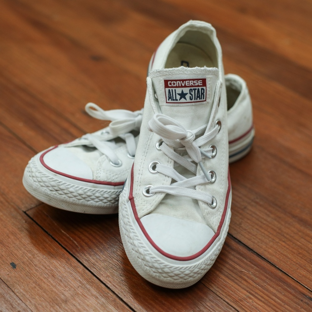 White low top converse in women